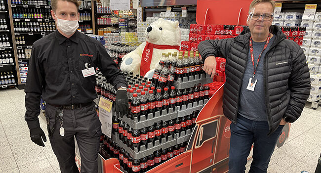 Juomaosastovastaava Otso-Matti Ollila ja SInebrychoffin myyntiedustaja Kaj Sneitz Cokis-rekkaa ihastelemassa K-Citymarket Eastonissa.
