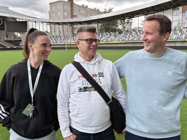 Tammelan stadionin kentällä asiakkuus- ja tapahtumapäällikkö Tanja Aho, Sinebrychoffin myyntiedustaja Petri Kontola ja stadionpäällikkö Toni Hevonkorpi.