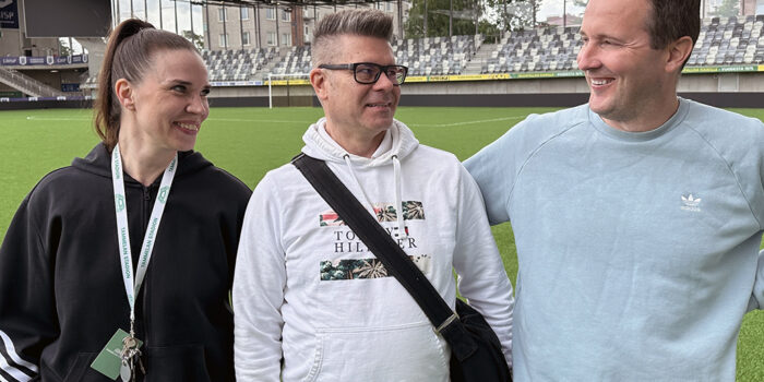 Tammelan stadionin kentällä asiakkuus- ja tapahtumapäällikkö Tanja Aho, Sinebrychoffin myyntiedustaja Petri Kontola ja stadionpäällikkö Toni Hevonkorpi.